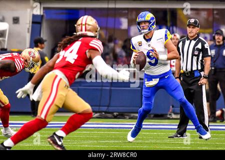 Inglewood, California, USA. 17 settembre 2023. Inglewood, CA. 17 settembre 2023. Il quarterback dei Los Angeles Rams Matthew Stafford #9 in azione nel primo quarto durante la partita di football NFL contro i San Francisco 49ers.credito fotografico obbligatorio: Louis Lopez/Cal Sport Media/Alamy Live News Foto Stock