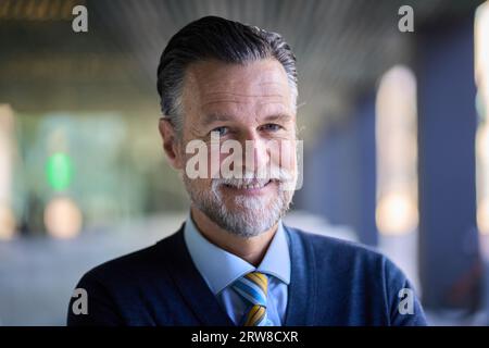 Ritratto di mezza età caucasico attraente uomo d'affari grizzled espressione positiva. Uomo anziano. Foto Stock