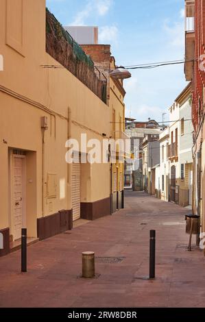 Viladecans, Spagna - 17 settembre 2023: Strada pedonale vuota di Viladecans in Catalogna Spagna Foto Stock