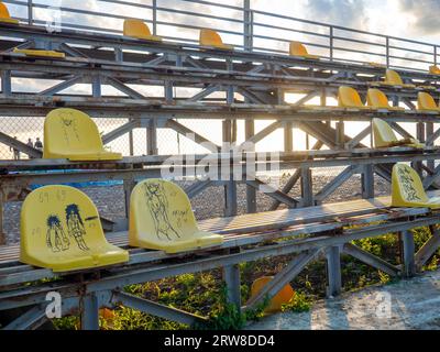 Batumi, Georgia. 09.10.2023 vecchie sedie di plastica rotte allo stadio. Stand abbandonato allo stadio. Concetto di devastazione. Non ci sono fan. Foto Stock