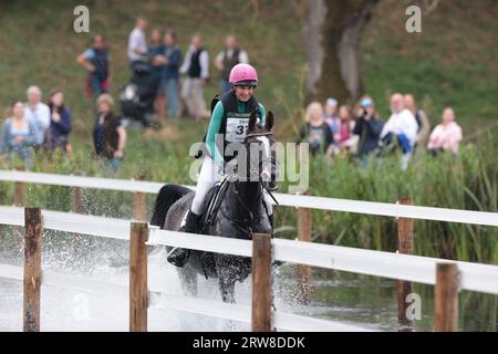 Jess Rimmer in sella a Isaac Newton nel CCI-L 4* durante le prove ippiche internazionali di Blenheim Palace a Blenheim Palace, Woodstock, Oxfordshire sabato 16 settembre 2023. (Foto: Jon Bromley | mi News) crediti: MI News & Sport /Alamy Live News Foto Stock