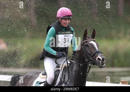 Jess Rimmer in sella a Isaac Newton nel CCI-L 4* durante le prove ippiche internazionali di Blenheim Palace a Blenheim Palace, Woodstock, Oxfordshire sabato 16 settembre 2023. (Foto: Jon Bromley | mi News) crediti: MI News & Sport /Alamy Live News Foto Stock