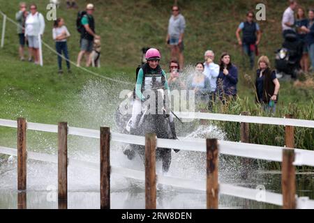 Jess Rimmer in sella a Isaac Newton nel CCI-L 4* durante le prove ippiche internazionali di Blenheim Palace a Blenheim Palace, Woodstock, Oxfordshire sabato 16 settembre 2023. (Foto: Jon Bromley | mi News) crediti: MI News & Sport /Alamy Live News Foto Stock