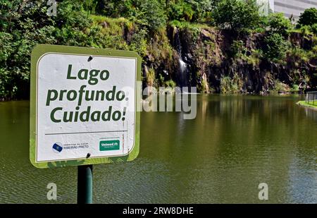 RIBEIRAO PRETO, SAN PAOLO, BRASILE - 19 aprile 2023: Cartello di avvertimento in portoghese con l'indicazione "Deep Lake, attenzione" Foto Stock