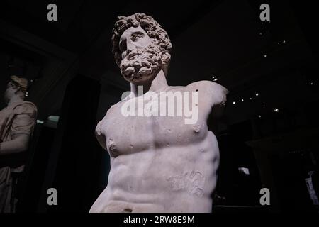 Istanbul, Turchia - 16 settembre 2023: Statua in marmo di Demos di Efeso nei musei archeologici di Istanbul. Risale all'inizio del II secolo d.C. Foto Stock