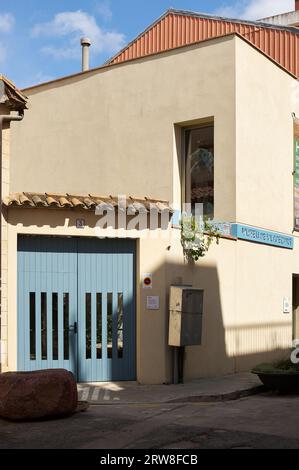 Viladecans, Spagna - 17 settembre 2023: Facciata esterna del museo Ca' n'Amat-Museu de Viladecans in Catalogna Foto Stock