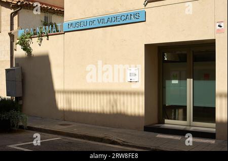 Viladecans, Spagna - 17 settembre 2023: Facciata esterna del museo Ca' n'Amat-Museu de Viladecans in Catalogna Foto Stock