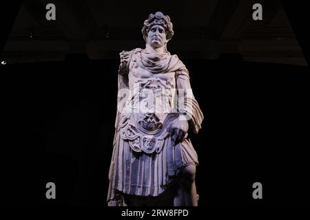 Istanbul, Turchia - 16 settembre 2023: Statua in marmo dell'imperatore Adriano nei musei archeologici di Istanbul. Date dal 117 al 138 CE Foto Stock