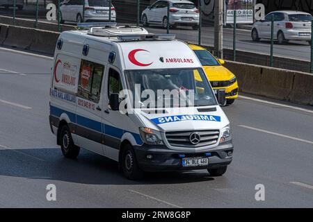 ISTANBUL, TURCHIA - 17 SETTEMBRE 2023: Veicolo per ambulanza turco sulla strada cittadina. Aiuto d'emergenza. Servizio ambulanza 112. Foto Stock