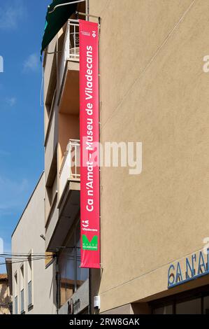 Viladecans, Spagna - 17 settembre 2023: Bandiera della facciata esterna dell'ingresso al museo CA n'Amat-Museu de Viladecans in Catalogna Foto Stock