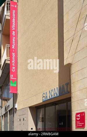 Viladecans, Spagna - 17 settembre 2023: Bandiera della facciata esterna dell'ingresso al museo CA n'Amat-Museu de Viladecans in Catalogna Foto Stock