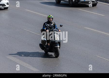 ISTANBUL, TURCHIA - 17 SETTEMBRE 2023: Uomo di città in moto sulla strada di Istanbul. Foto Stock