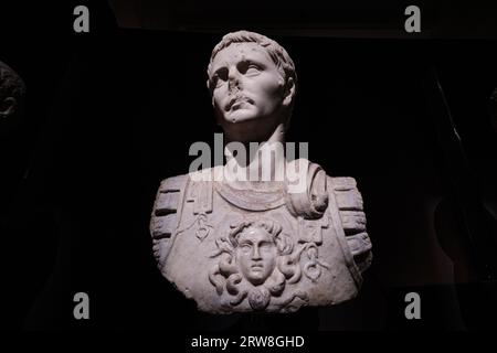 Istanbul, Turchia - 16 settembre 2023: Busto in marmo dell'imperatore Giulio Claudio nei musei archeologici di Istanbul. Risale al i secolo d.C. Foto Stock