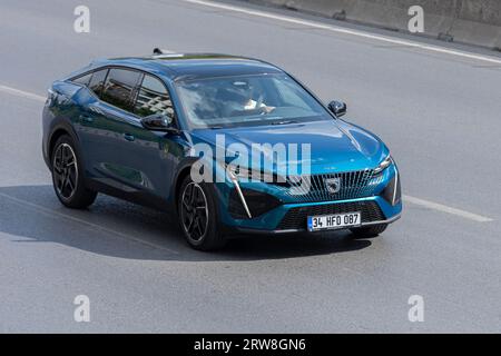 ISTANBUL, TURCHIA - 17 SETTEMBRE 2023: Nuova Peugeot 408 sull'autostrada. Limousine business class di lusso. Design moderno. Foto Stock