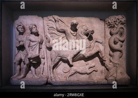 Istanbul, Turchia - 16 settembre 2023: Rilievo in marmo di un cavaliere tracio nei musei archeologici di Istanbul. Risale all'inizio del i secolo d.C. Foto Stock