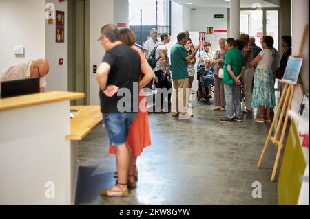 Viladecans, Spagna - 17 settembre 2023: Gruppo di persone con la guida delle attività e altri partecipanti alla reception del Museo Ca'n'Amat-Museu de Viladecans Foto Stock