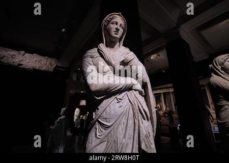 Istanbul, Turchia - 16 settembre 2023: Statua in marmo di Baebia nei musei archeologici di Istanbul. Risale al i secolo a.C. trovato in Magnesia Anceint Foto Stock