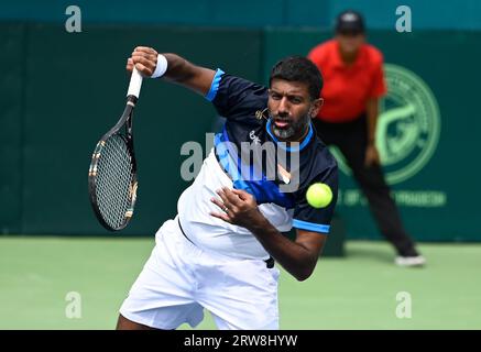 Lucknow, India. 17 settembre 2023. LUCKNOW, INDIA - 17 SETTEMBRE: Il tennista indiano Rohan Bopanna in azione contro il marocchino Benchetrit Elliot e Lalami Laaroussi, nella partita di doppio della Coppa Davis del 17 settembre 2023 a Lucknow, India. (Foto di Deepak Gupta/Hindustan Times/Sipa USA) credito: SIPA USA/Alamy Live News Foto Stock