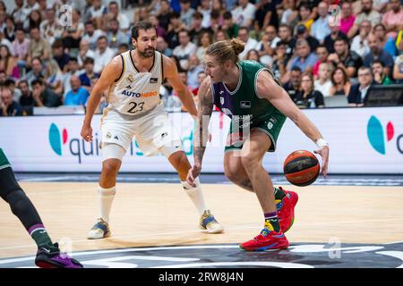 Murcia regione di Murcia Spagna 17 settembre 2023. SERGIO LLULL giocatore di pallacanestro del Real Madrid durante la partita, DYLAN OSETKOWSKI giocatore tedesco di Unicaja Baloncesto Malaga, UNICAJA Bsket Malaga vs Real Madrid Super Copa Basket Endesa Final Match Sports Palace Murcia 17 settembre 2023 credito: Pascu Méndez/Alamy Live News Foto Stock