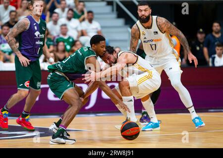 Murcia regione di Murcia Spagna 17 settembre 2023. KAMERON TAYLOR giocatore degli Stati Uniti di Unicaja Baloncesto Malaga, SERGIO LLULL giocatore di pallacanestro del Real Madrid durante la partita, UNICAJA Bsket Malaga vs Real Madrid Super Copa Basket Endesa Final Match Sports Palace Murcia 17 settembre 2023 credito: Pascu Méndez/Alamy Live News Foto Stock