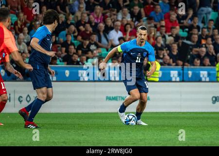 Lubiana, Slovenia. 15 settembre 2023. Zlatan Ibrahimovic della squadra blu è visto in azione durante la partita di calcio di beneficenza Football Stars for Flood Victims in Slovenia. Le star del calcio si sono riunite allo Stadio Stozice per una partita di calcio di beneficenza per le vittime delle inondazioni in Slovenia. Le stelle erano divise in due squadre: Blu e rossa. Il punteggio finale è stato di 1:1 e dopo di che sono andati in rigore. La squadra blu ha vinto con un punteggio di 4:3. Il gioco ha raccolto circa 3, 5 milioni di euro per le vittime delle inondazioni. (Foto di Andrej Tarfila/SOPA Images/Sipa USA) credito: SIPA USA/Alamy Live News Foto Stock