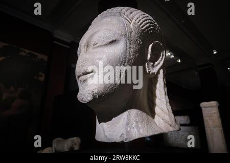 Istanbul, Turchia - 16 settembre 2023: Testa di marmo Kouros nei musei archeologici di Istanbul. Risale al vi secolo a.C. e si trova a Samo, in Grecia Foto Stock