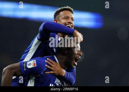 Cardiff, Regno Unito. 16 settembre 2023. Callum Robinson della città di Cardiff (TOP) e Yakou Méite di Cardiff City festeggiano dopo la vittoria delle loro squadre. Partita di campionato EFL Skybet, Cardiff City contro Swansea City al Cardiff City Stadium di Cardiff, Galles, sabato 16 settembre 2023. Questa immagine può essere utilizzata solo per scopi editoriali. Solo per uso editoriale, foto di Andrew Orchard/Andrew Orchard fotografia sportiva/Alamy Live news credito: Andrew Orchard fotografia sportiva/Alamy Live News Foto Stock