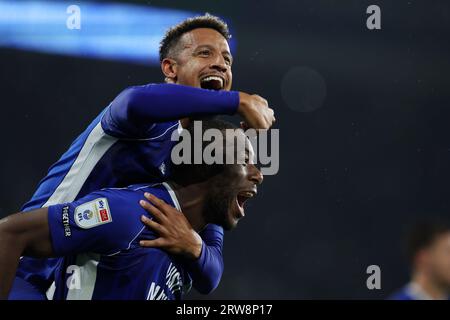 Cardiff, Regno Unito. 16 settembre 2023. Callum Robinson della città di Cardiff (TOP) e Yakou Méite di Cardiff City festeggiano dopo la vittoria delle loro squadre. Partita di campionato EFL Skybet, Cardiff City contro Swansea City al Cardiff City Stadium di Cardiff, Galles, sabato 16 settembre 2023. Questa immagine può essere utilizzata solo per scopi editoriali. Solo per uso editoriale, foto di Andrew Orchard/Andrew Orchard fotografia sportiva/Alamy Live news credito: Andrew Orchard fotografia sportiva/Alamy Live News Foto Stock