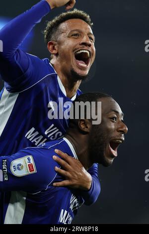 Cardiff, Regno Unito. 16 settembre 2023. Callum Robinson della città di Cardiff (TOP) e Yakou Méite di Cardiff City festeggiano dopo la vittoria delle loro squadre. Partita di campionato EFL Skybet, Cardiff City contro Swansea City al Cardiff City Stadium di Cardiff, Galles, sabato 16 settembre 2023. Questa immagine può essere utilizzata solo per scopi editoriali. Solo per uso editoriale, foto di Andrew Orchard/Andrew Orchard fotografia sportiva/Alamy Live news credito: Andrew Orchard fotografia sportiva/Alamy Live News Foto Stock