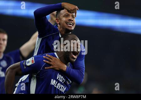 Cardiff, Regno Unito. 16 settembre 2023. Callum Robinson della città di Cardiff (TOP) e Yakou Méite di Cardiff City festeggiano dopo la vittoria delle loro squadre. Partita di campionato EFL Skybet, Cardiff City contro Swansea City al Cardiff City Stadium di Cardiff, Galles, sabato 16 settembre 2023. Questa immagine può essere utilizzata solo per scopi editoriali. Solo per uso editoriale, foto di Andrew Orchard/Andrew Orchard fotografia sportiva/Alamy Live news credito: Andrew Orchard fotografia sportiva/Alamy Live News Foto Stock