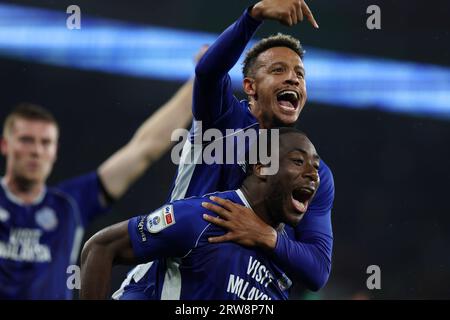 Cardiff, Regno Unito. 16 settembre 2023. Callum Robinson della città di Cardiff (TOP) e Yakou Méite di Cardiff City festeggiano dopo la vittoria delle loro squadre. Partita di campionato EFL Skybet, Cardiff City contro Swansea City al Cardiff City Stadium di Cardiff, Galles, sabato 16 settembre 2023. Questa immagine può essere utilizzata solo per scopi editoriali. Solo per uso editoriale, foto di Andrew Orchard/Andrew Orchard fotografia sportiva/Alamy Live news credito: Andrew Orchard fotografia sportiva/Alamy Live News Foto Stock