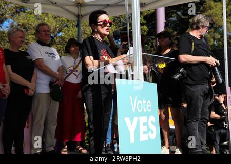 Sydney, AUSTRALIA, 17 settembre 2023. Cammina per sì. Il sindaco di Sydney Clover Moore a Redfern parla alla folla a sostegno di una voce indigena al Parlamento mentre il referendum si avvicina. Crediti: Pete Dovgan/Speed Media/Alamy Live News Foto Stock