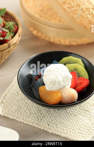 Dessert giapponese Shiratama Anmitsu con salsa di gelato alla vaniglia Foto Stock