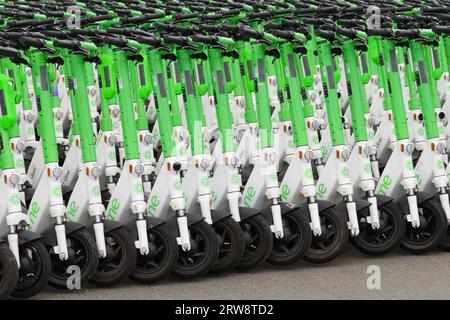 Seattle - 17 settembre 2023; gli e-scooter Lime MicroMobility si sono schierati in massa con ruote e maniglioni Foto Stock