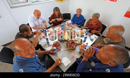 CONTEA DI LUANNAN, Cina - 16 settembre 2021: Gli anziani mangiano nella mensa in un villaggio, nella Cina settentrionale Foto Stock