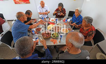 CONTEA DI LUANNAN, Cina - 16 settembre 2021: Gli anziani mangiano nella mensa in un villaggio, nella Cina settentrionale Foto Stock