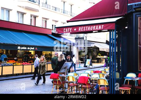 Caffetterie e negozi di frutta lungo Rue Montorgueil a Parigi in Francia Foto Stock