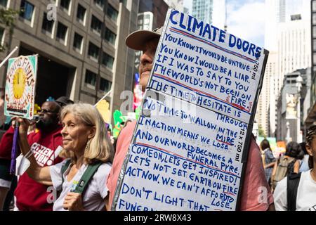 New York, NY, 17 settembre 2023. Migliaia di persone partecipano alla March to End Fossil Fuels, a Midtown Manhattan. Foto Stock