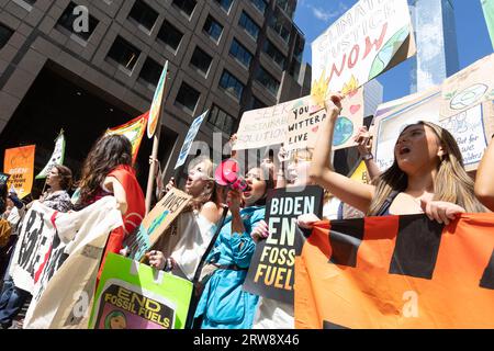New York, NY, 17 settembre 2023. Migliaia di persone partecipano alla March to End Fossil Fuels, a Midtown Manhattan. Foto Stock