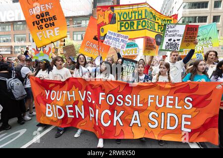 New York, NY, 17 settembre 2023. Migliaia di persone partecipano alla March to End Fossil Fuels, a Midtown Manhattan. Foto Stock