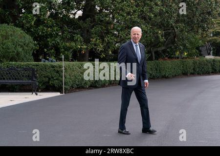 Washington DC, USA. 17 settembre 2023. Il presidente degli Stati Uniti Joe Biden lascia la Casa Bianca a Washington, DC si dirige a New York per partecipare all'Assemblea generale delle Nazioni Unite, il 17 settembre 2023. Credito: Chris Kleponis/Pool tramite CNP/MediaPunch credito: MediaPunch Inc/Alamy Live News Foto Stock