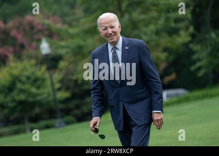 Washington DC, USA. 17 settembre 2023. Il presidente degli Stati Uniti Joe Biden arriva sul prato sud della Casa Bianca a Washington, DC dopo una visita a Wilmington, DE, il 17 settembre 2023. Credito: Chris Kleponis/Pool tramite CNP/MediaPunch credito: MediaPunch Inc/Alamy Live News Foto Stock