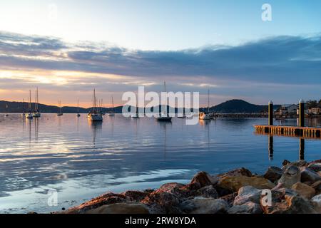 Un giorno perfetto: Alba sul Brisbane Water a Koolewong sulla Central Coast, NSW, Australia. Foto Stock