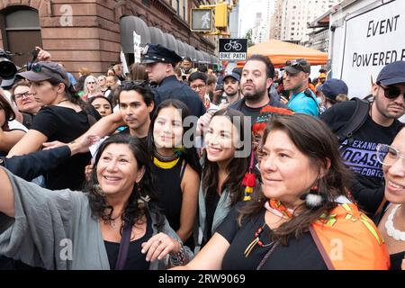 New York, New York, USA. 17 settembre 2023. NEW York, NEW YORK: La modella ARIELA SOARES di Parigi, Francia, posa per le foto davanti alla NYFW allo Spring Studios di New York martedì 12 settembre 2023. (Immagine di credito: © Brian Branch Price/ZUMA Press Wire) SOLO USO EDITORIALE! Non per USO commerciale! Foto Stock