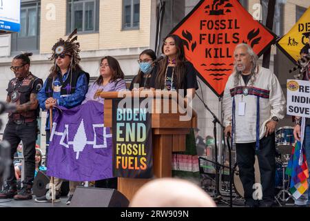 New York, Stati Uniti. 17 settembre 2023. NEW York, NEW YORK - 17 SETTEMBRE: Gli indigeni intervengono a una manifestazione alla fine della protesta "March to End Fossil Fuels” chiedendo al presidente Biden di "porre fine ai combustibili fossili” il 17 settembre 2023 a New York. La manifestazione e la protesta arrivano giorni prima che il vertice delle Nazioni Unite sull'ambizione climatica porti i leader mondiali a New York per l'Assemblea generale delle Nazioni Unite. Crediti: Ron Adar/Alamy Live News Foto Stock