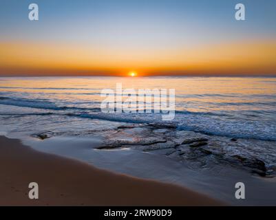 Alba con cielo limpido a Shelly Beach sulla Central Coast, New South Wales, Australia. Foto Stock