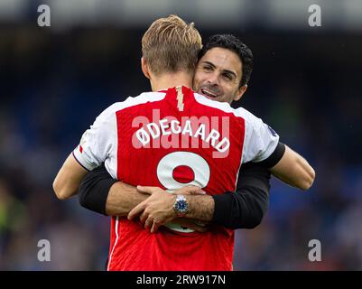 Londra, Regno Unito. 18 settembre 2023. L'allenatore dell'Arsenal Mikel Arteta (R) festeggia con il capitano Martin odegaard dopo una partita di Premier League inglese tra Everton e Arsenal a Liverpool, in Gran Bretagna, il 17 settembre 2023. Crediti: Xinhua/Alamy Live News Foto Stock