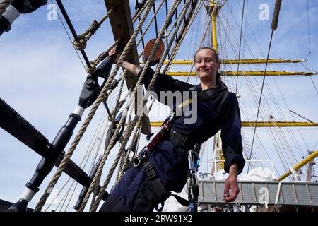 Kiel, Germania. 14 settembre 2023. Leeloo Tiedt, soldato e membro dell'equipaggio della nave da addestramento "Gorch Fock" è appeso al sartiame. Il nativo di Berlino è a bordo da tre anni e mezzo e vuole diventare un ospite di alto livello. L'equipaggio regolare della nave da addestramento a vela della marina 'Gorch Fock' non è ancora completo. L'equipaggio attualmente comprende 90 donne e uomini, 130 sono ideali, secondo fonti della Marina. Credito: Marcus Brandt/dpa/Alamy Live News Foto Stock