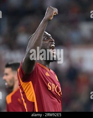 Roma. 17 settembre 2023. Romelu Lukaku celebra il suo gol durante una partita di serie A tra Roma e Empoli a Roma, in Italia, il 17 settembre 2023. Credito: Alberto Lingria/Xinhua/Alamy Live News Foto Stock