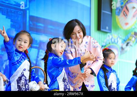 LUANNAN COUNTY, Cina - 18 ottobre 2021: Un artista performativo di Pingju guida i bambini ad imparare Pingju, Cina settentrionale Foto Stock